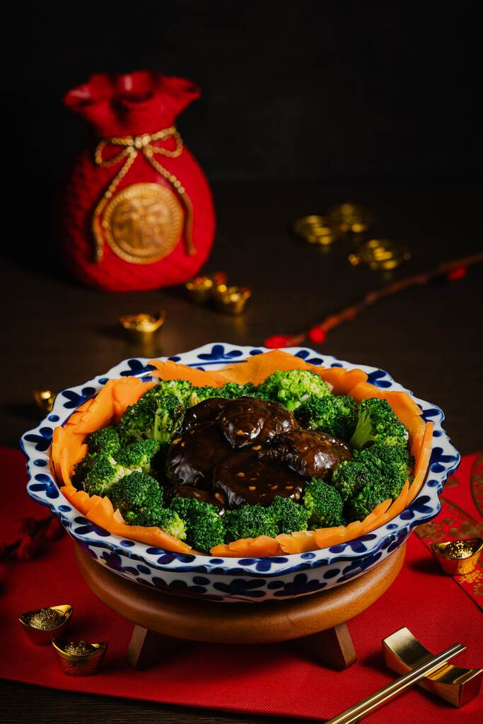 Braised Broccoli with Shiitake Mushrooms and Black Moss